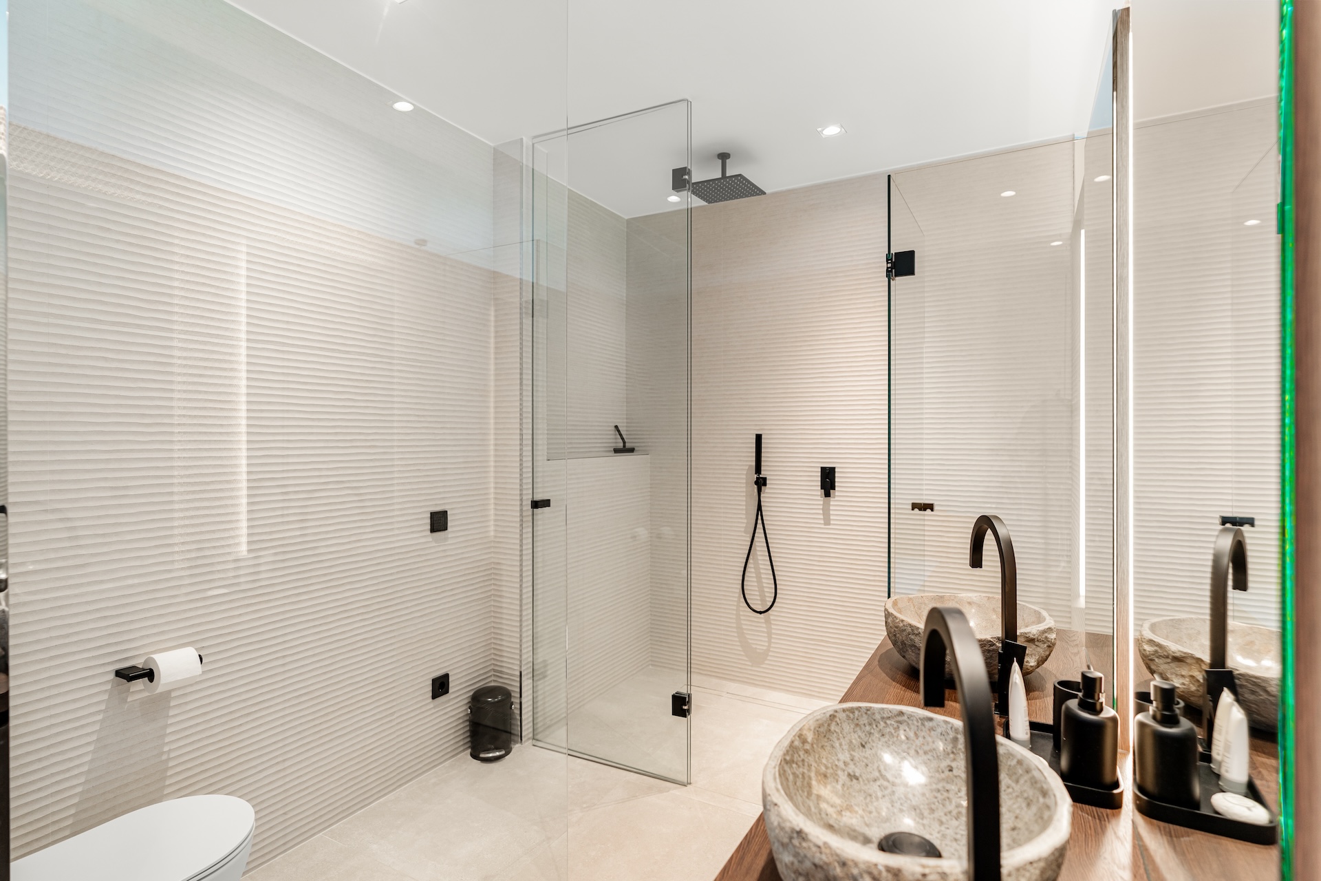 Resa Estates luxury vila Can Furnet modern Villa moderna bathrooms 3.jpg